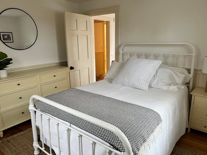 Стая за гости на 1 - ви етаж 2, пълно легло. 