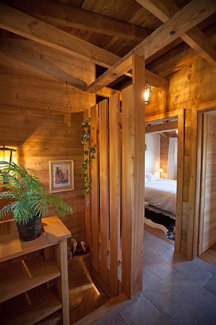 Pasillo de arriba que da acceso a los 3 dormitorios, al segundo baño y al aseo separado.