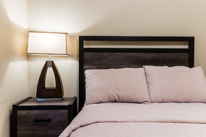 Manželská posteľ/lôžko-04/spoločná kúpeľňa