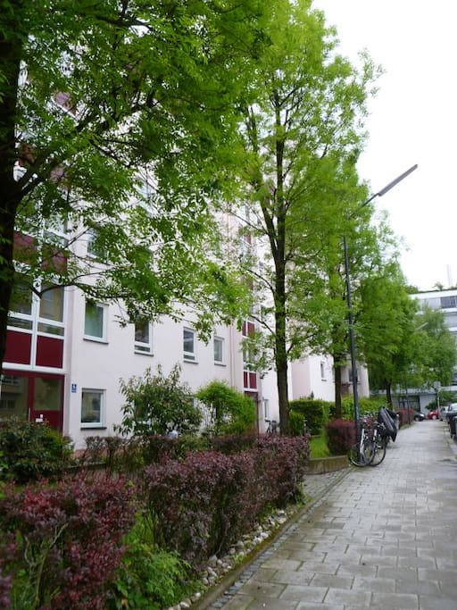Gebäude mit Fahrradständern vor der Tür