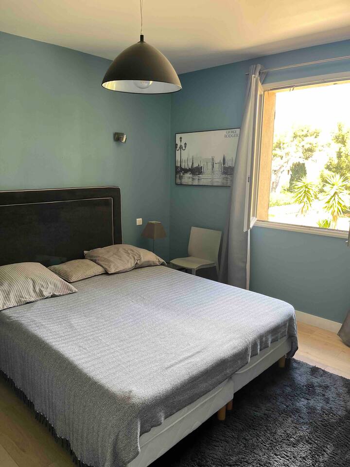 родителска спалня с баня и тоалетна една до друга