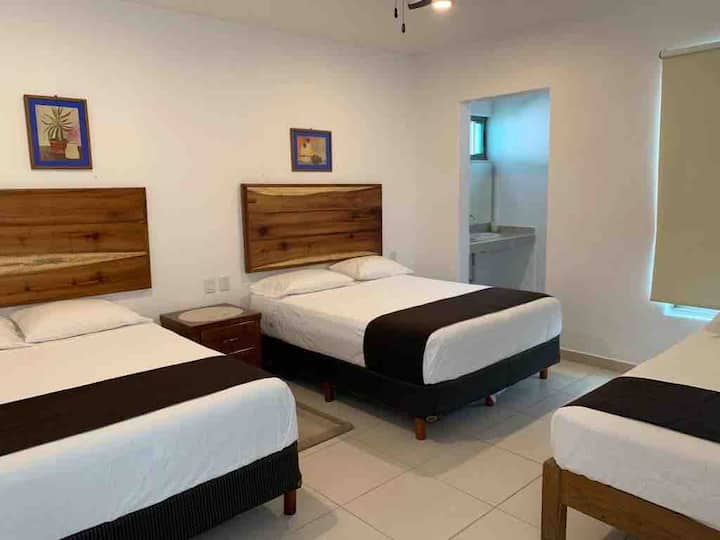 ห้องนอนพร้อมวิวโรงรถ