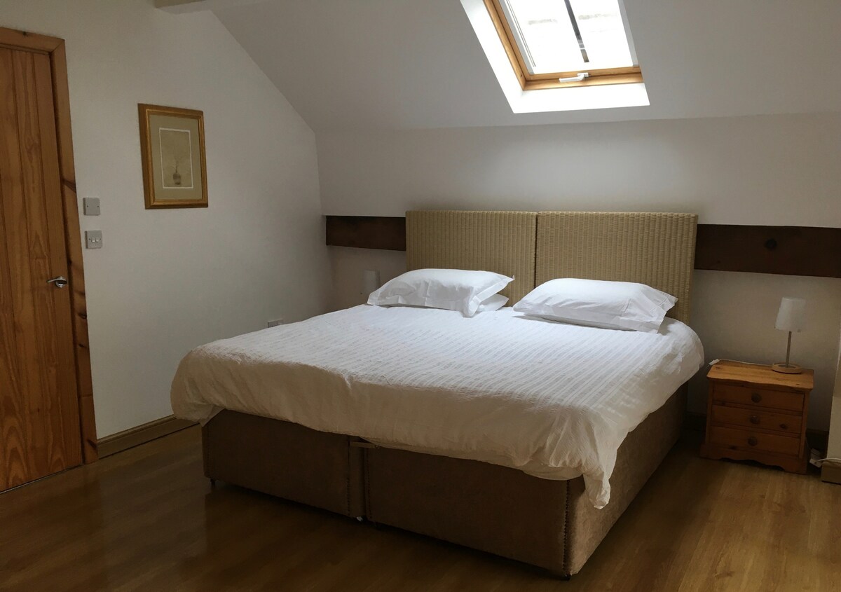 ห้องนอนขนาดใหญ่พร้อมเตียงคู่