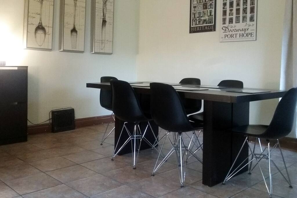 Dinning Room: Seats 6
