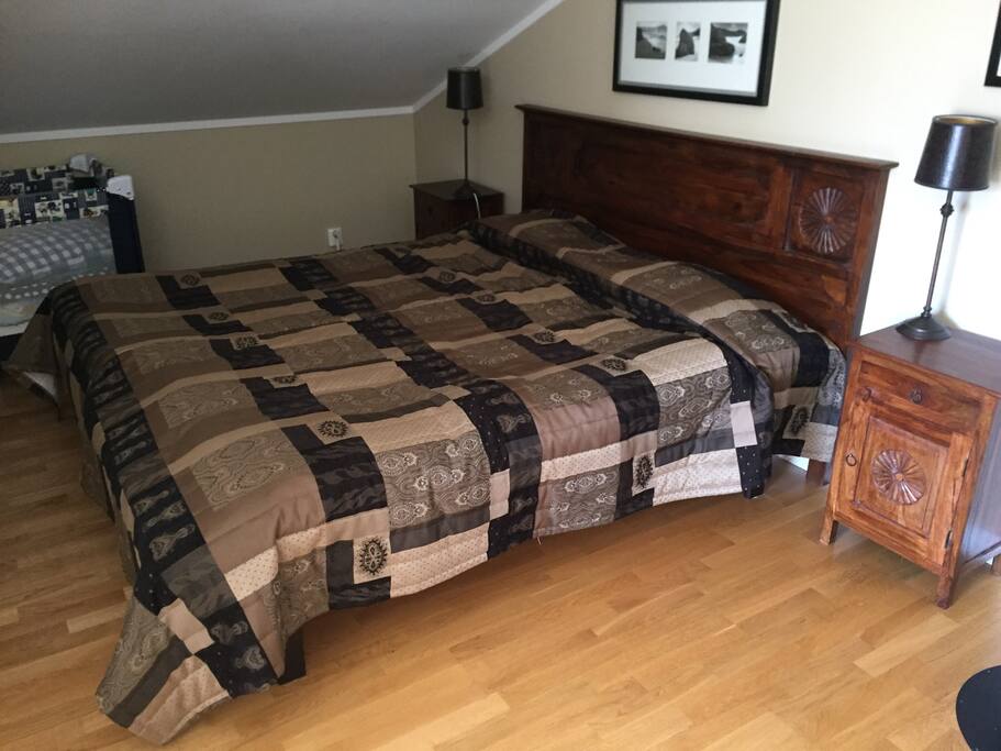 Kingsize bed. Baby cot available too.