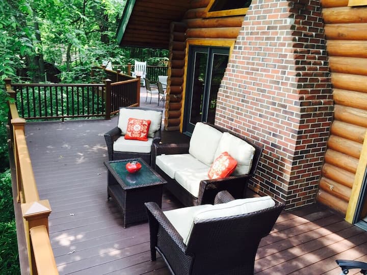 Dry Run Cabin - 2 miles from Downtown Decorah
