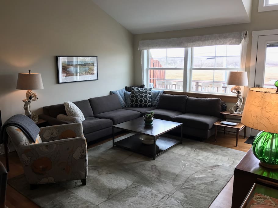 Living Area with Seating for 6+