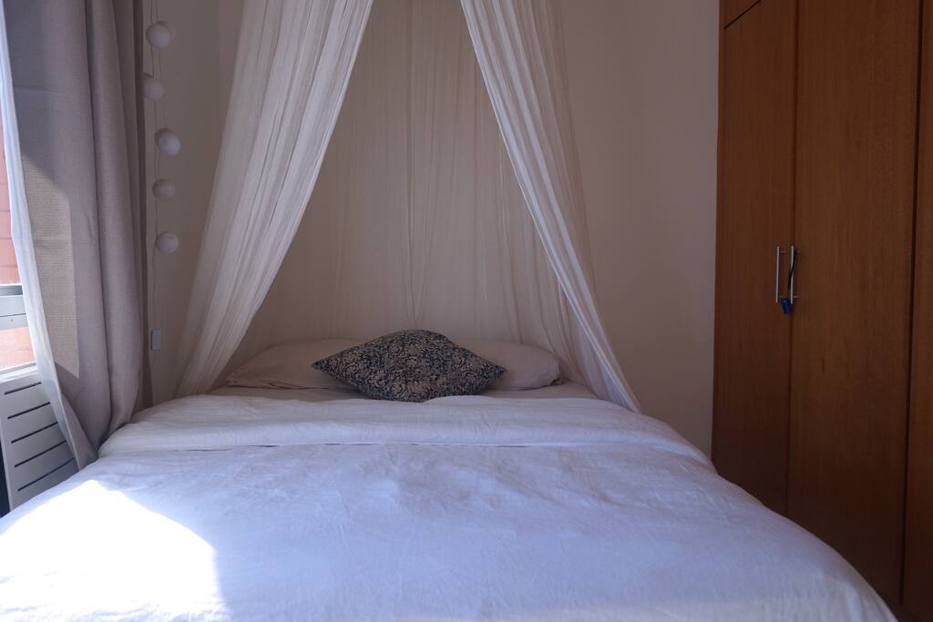 Bedroom with Queen Size double bed, wardrobe, desk, a super silent air con (split/inverter)
and a fantastic view.