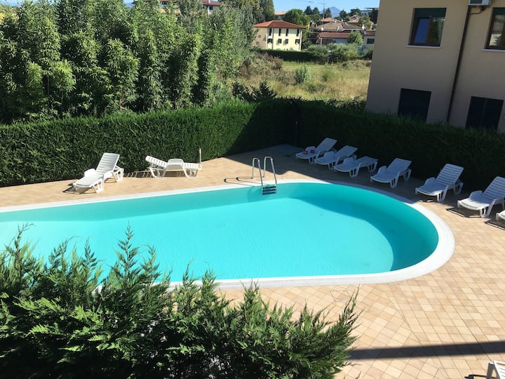 Flat near the lake with pool-Residence delle Rose