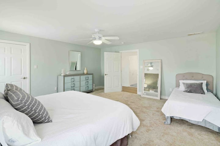 1st floor bedroom with King Bed and Single Bed