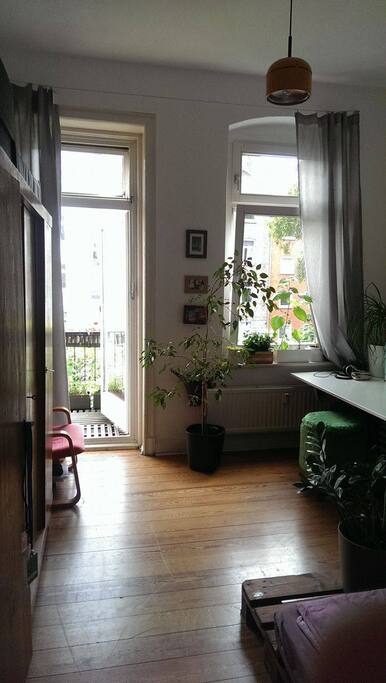 WG-ZIMMER MIT ZUGANG ZUM BALKON.