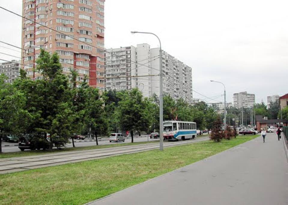 Зеленый проспект, по нему легко дойти от дома до станции метро Перово.