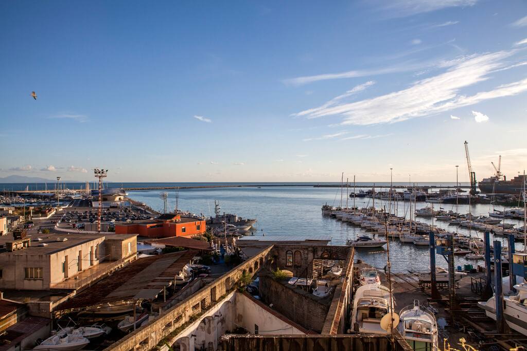 Il Porto di Salerno, su cui affaccia la casa di Anna Maria e Tony.
