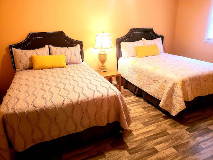 Chambre n ° 4. Niveau inférieur. Dispose de 2 lits Queen !