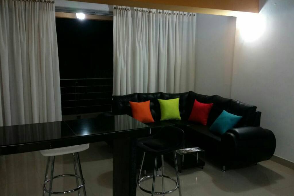 Sala y balcon a la calle