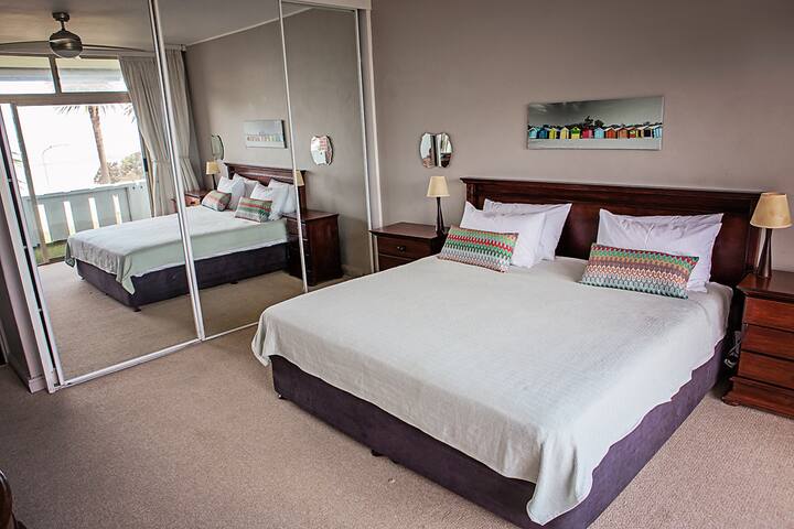 Beachfront Art Deco Apartment gallery image 4