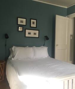 Adorable Cottage Minutes from Downtown