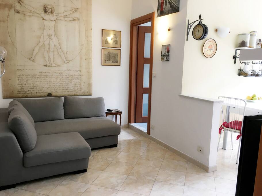 Salotto con divano letto. Living room with Sofa bed.