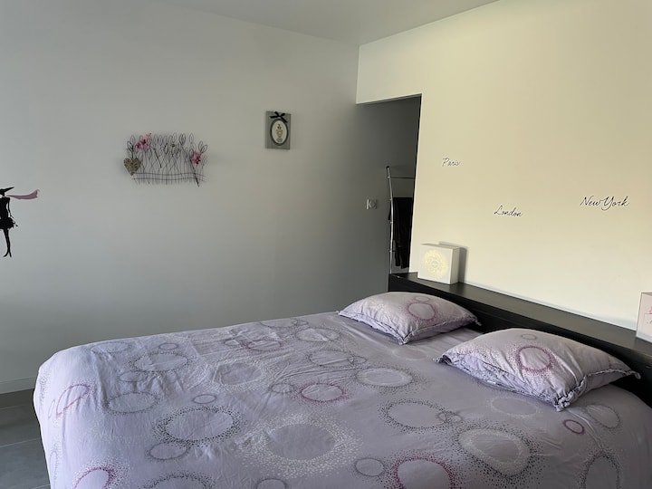  Dhomë gjumi kryesore me banjë