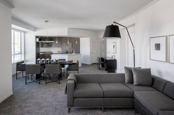 2-Bedroom Premium Suite: Beverly Hills Chic gallery image 2