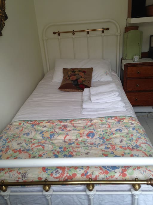 Victorian brass bed with new mattress. Lots of towels.