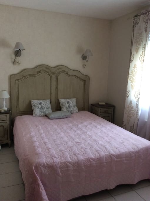 Chambre grand lit à l'étage