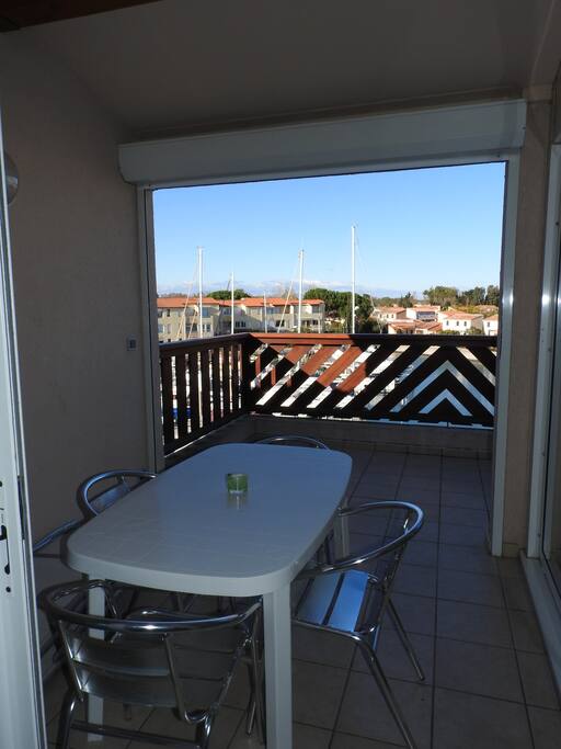 terrasse 14 m2 ombre et soleil vue lagune ,bateaux et mer.