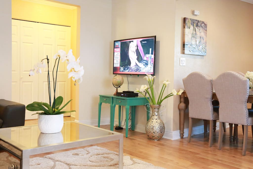 Unit 2302: Wall mounted Samsung TV with Cable and Smart TV internet is included. Additionally, Netflix is already set up on the SmartHub TV. Enjoy movies and popular television series on Netflix complementary.