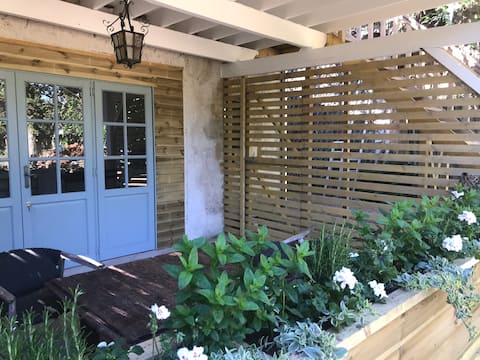 Garden apartment in secluded leafy grounds +pool