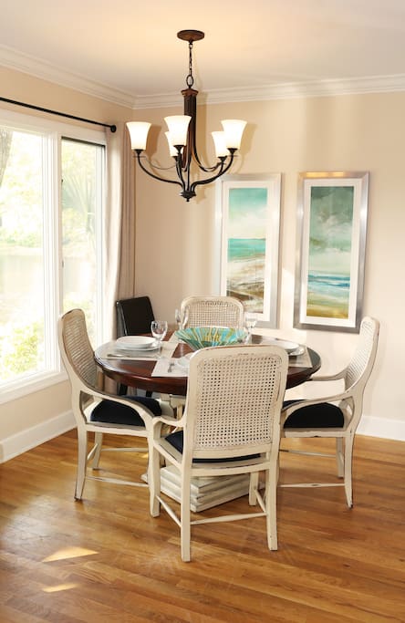 Breakfast nook, seating for 6. Perfect for watching wildlife on the pond.