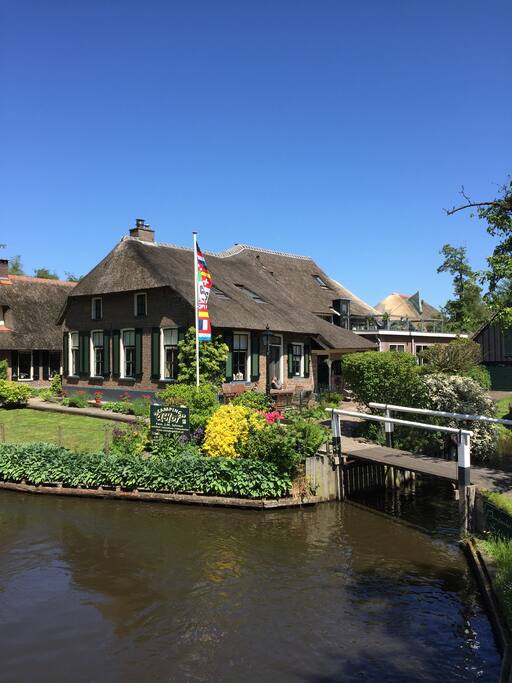 De voorkant van de boerderij waarin B&B de Hofstee is gevestigd