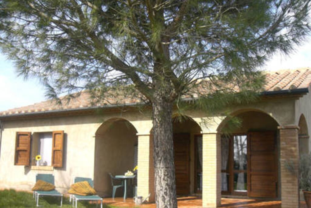 Exterior villa with private fenced garden of 2000 sqm - During the booked period no other guests will be present in the villa and in the garden - Private parking / Esterno della villetta con giardino recintato privato di 2000 mq - Nel periodo prenotato nessun altro ospite sarà presente nella villetta e nel girdino, a vostro esclusivo uso - Parcheggio privato