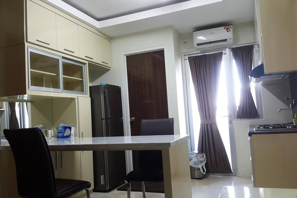 Living Room, Kitchen and table photo02