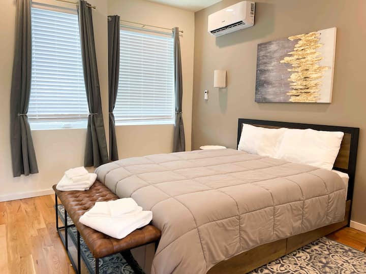 Camera matrimoniale con bagno interno con doccia al secondo piano. 