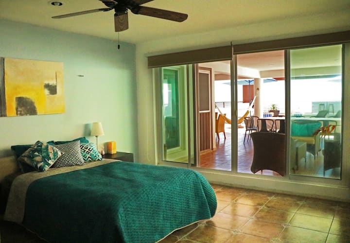 קרקול; קומת קרקע 1, עם נוף חיצוני למרפסת הבריכה, וכמובן אתם יכולים לראות את הים!