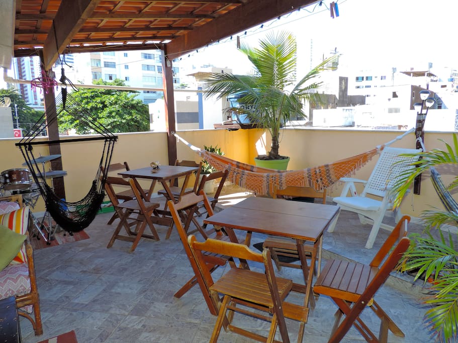 Relax, dine and hangout on our nice terrace with tables and hammocs/Relaxe, jante, descanse e compartilhe experiencias nesse espaço.