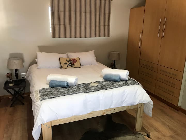 เตียงควีนไซส์ในห้องนอนด้านนอก 