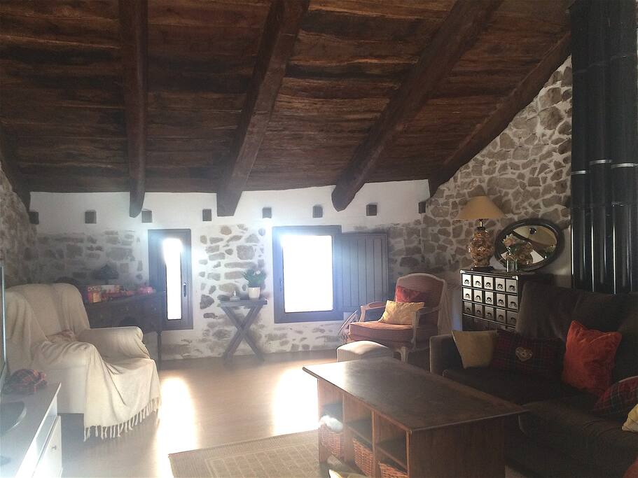 Buhardilla integramente rehabilitada, manteniendo el encanto original de viguería y muros de piedra, seguramente del mismo siglo que el castillo. Las ventanas de toda la casa son de PVC con rotura de puente térmico, marca HOCO.