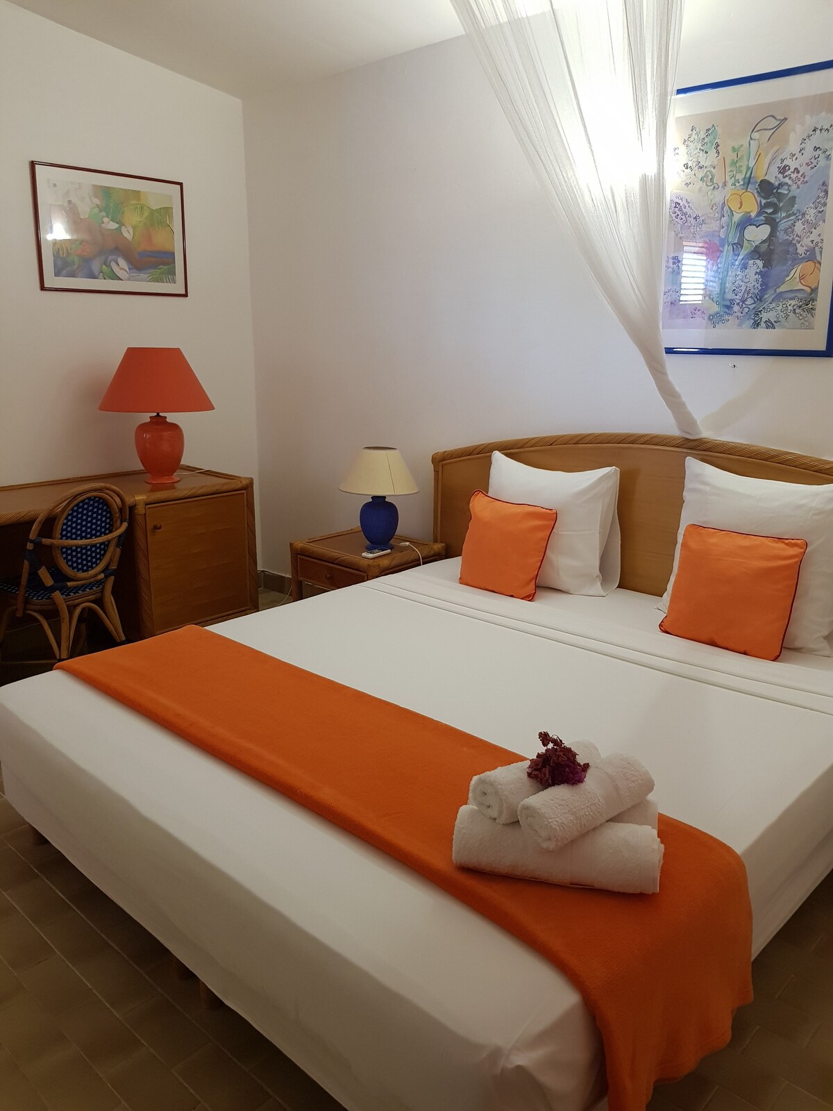 חדר שינה ראשון עם שולחן