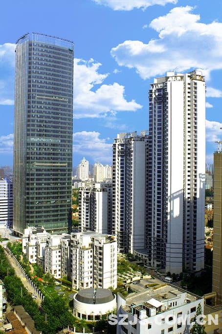 The tall one on the right. 右边高的那栋。