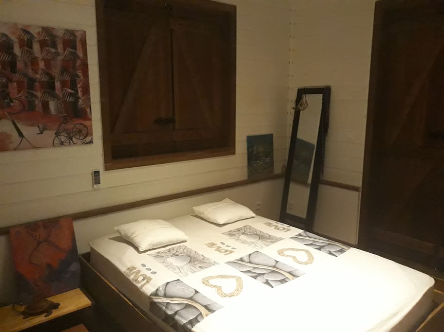 Chambre 2. Lit queen size. Climatisation. Rangements. Lampes de chevet. Livres