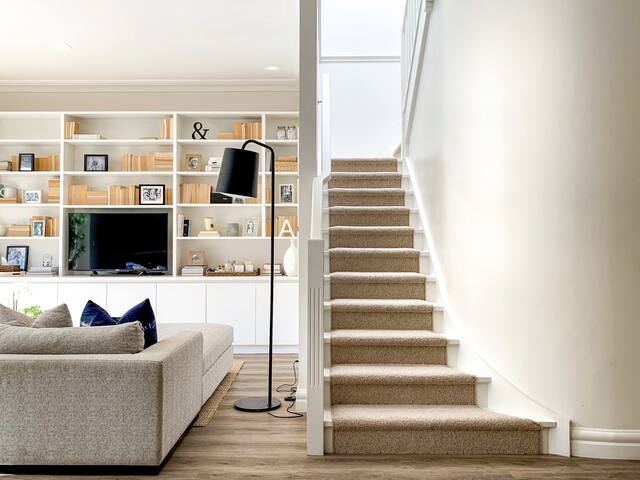 Designer 3 Bedroom Townhouse with Leafy Courtyard gallery image 5