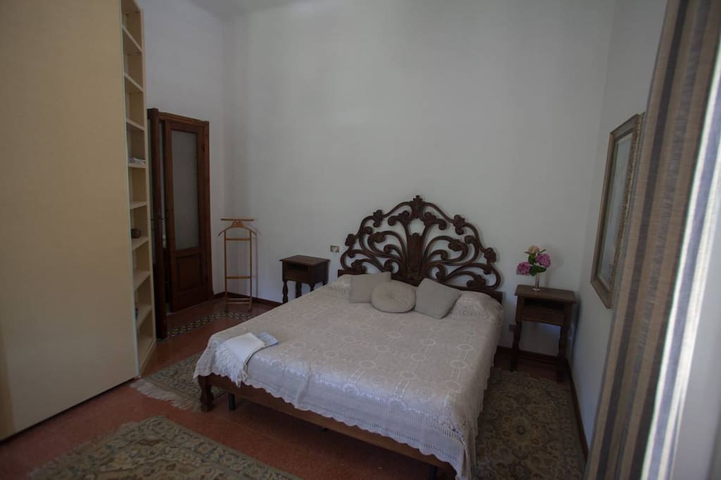 Room 1, another angle/Stanza 1 da un'altra angolazione