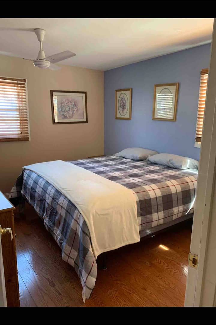 Chambre #2 - First Mate 's Quarters. Lit King Size.