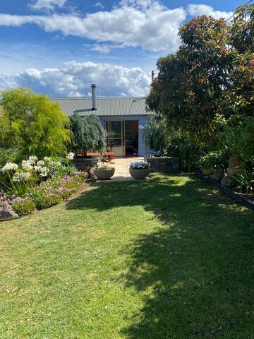 Total Waterfront Self Contained Cottage gallery image 4