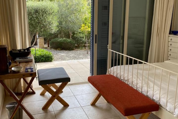 Všetky 3 spálne s vlastnou kúpeľňou a balkónovými dverami otvárajúcimi sa do záhrad a na krytú verandu pri bazéne.