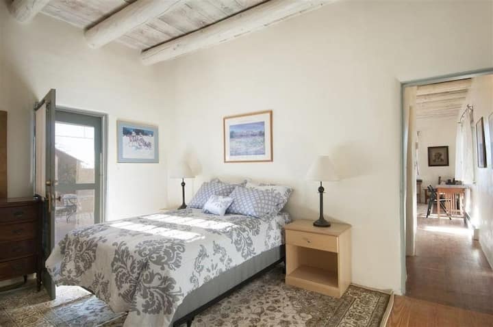 带Tempurpedic QB的卧室在手工艺框架上（可以抬高床的每一端和振动，无需25美分）。门口可直接通往露台。