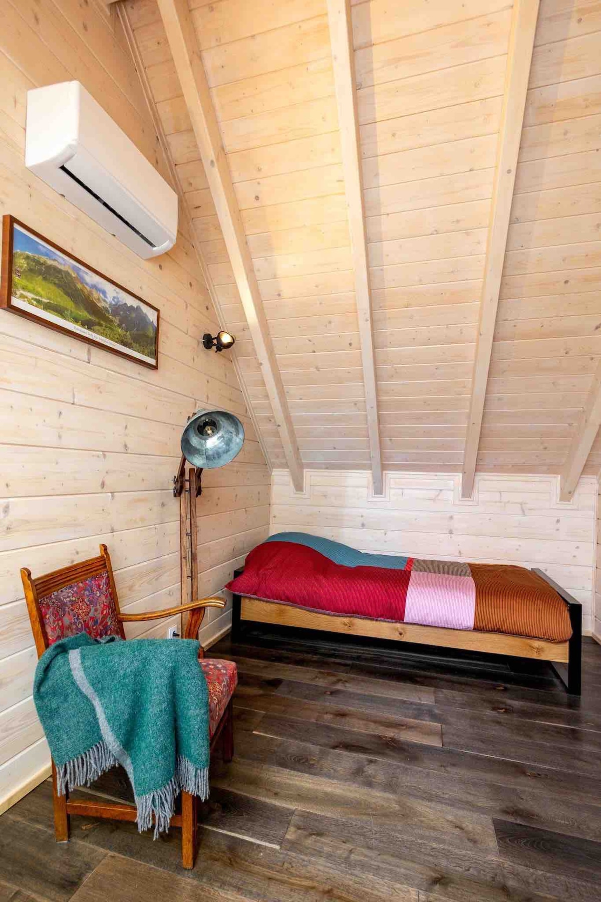 第二间卧室的床铺超长。 来自Texelaar的耐用床上用品和羽绒被。 您还可以在这里找到空调。 