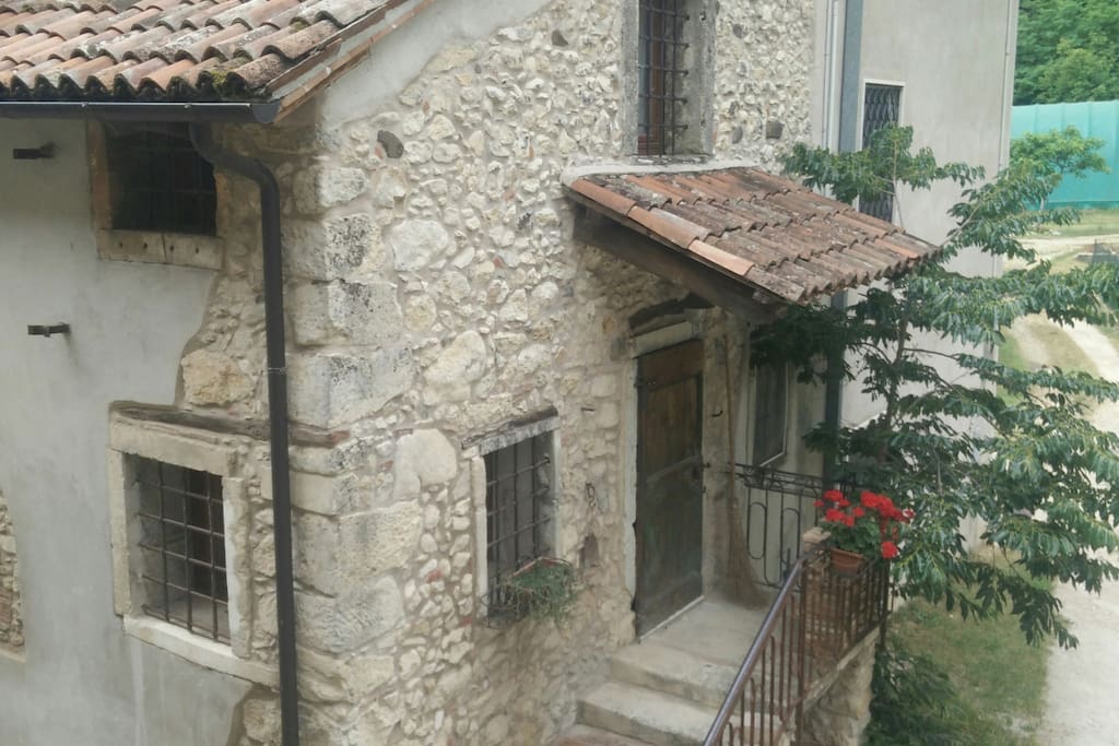 MAISON D'EZELIE : fra gerani, menta,boschi e alberi da frutto