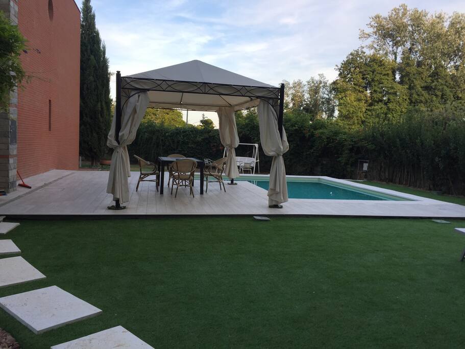 Giardino con piscina privata